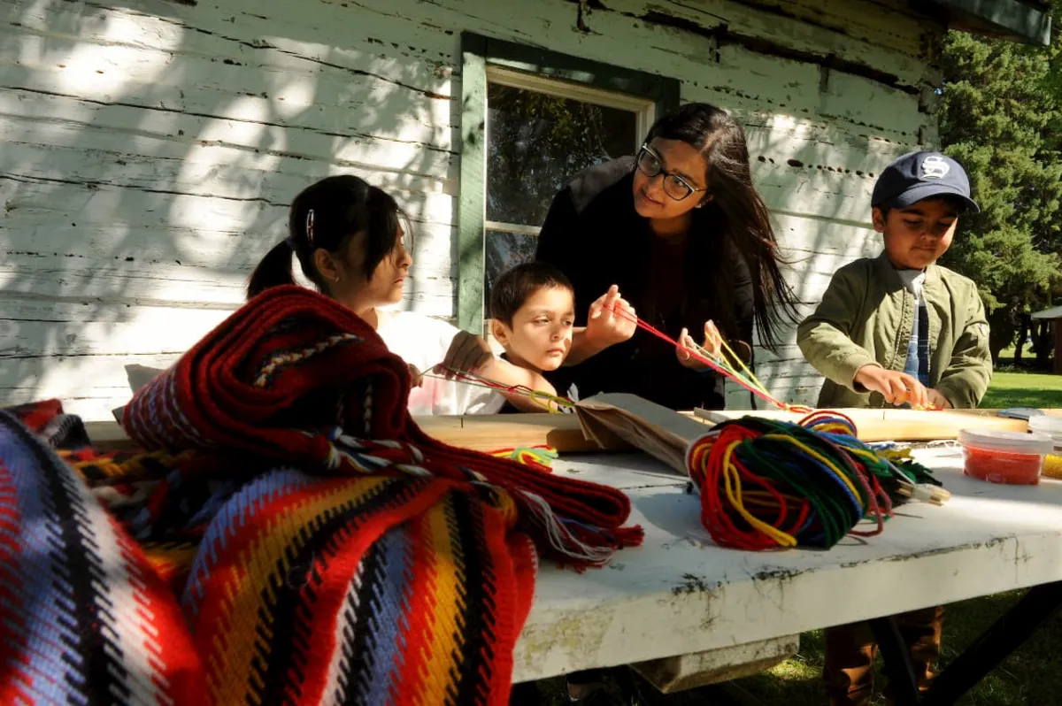 Braiding bracelets in Metis Crossing