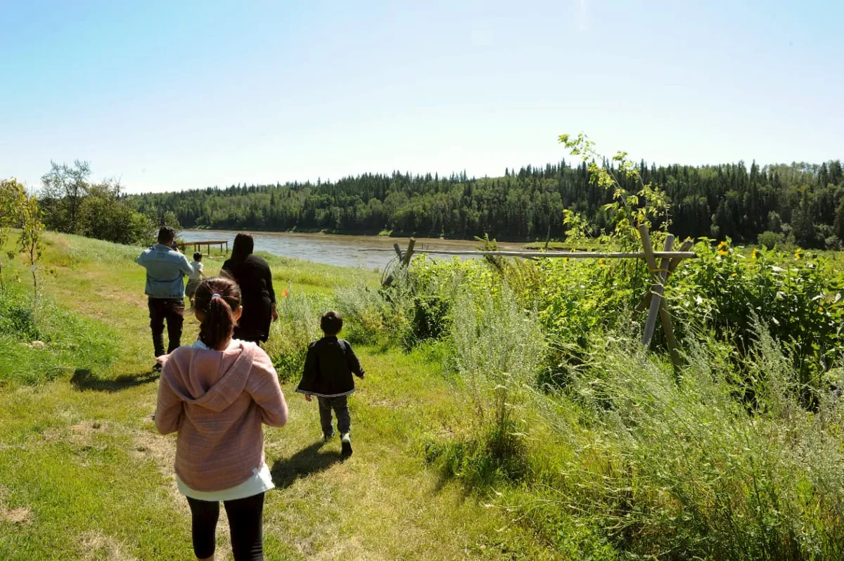 Children playing in Metis Crossing