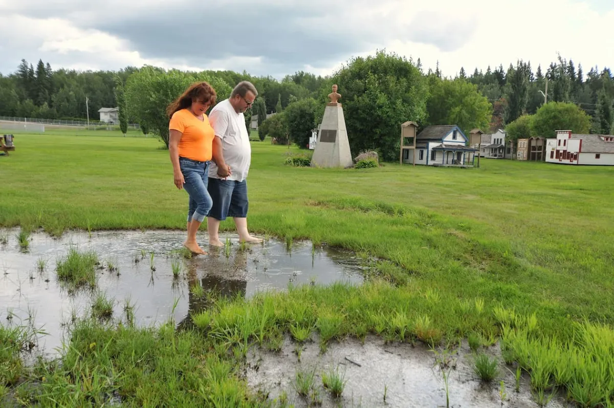 Couple views the tiny houses in Plamondon Lac la Biche